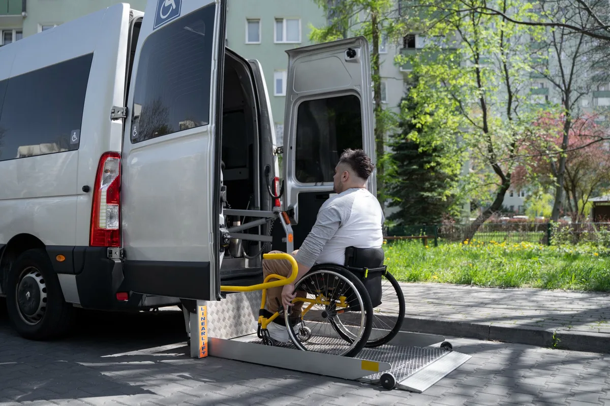 Véhicule Nova Lib aménagé PMR avec rampe d'accès pour fauteuil roulant