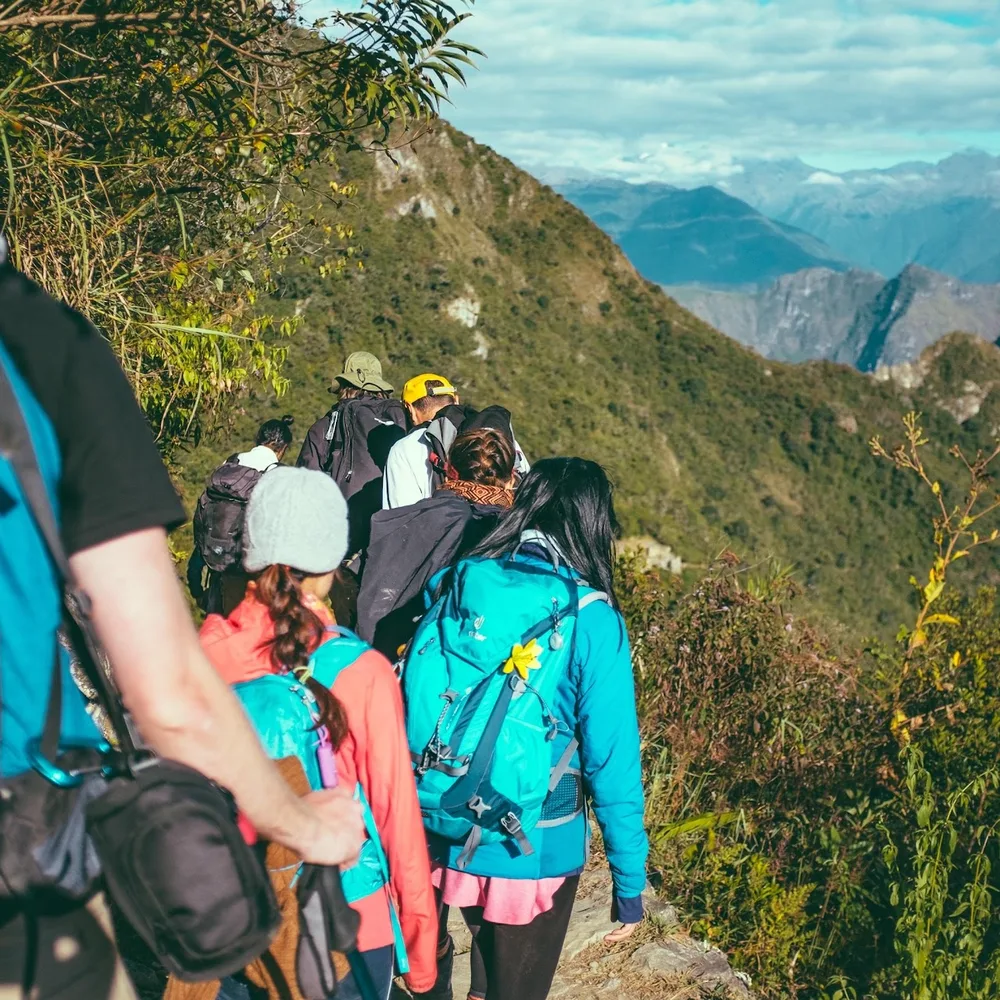 Randonneurs sur un sentier des cirques de La Réunion